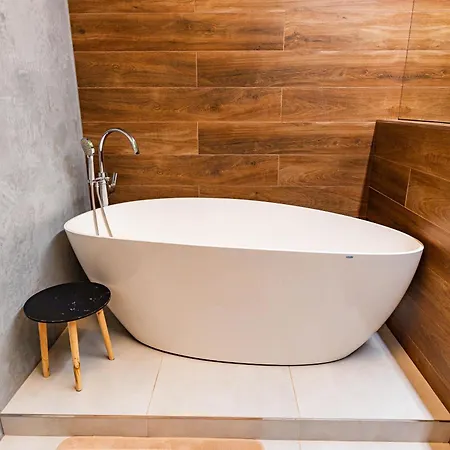 Luxury Close To Centre, Vusch Private Parking Included Apartamento