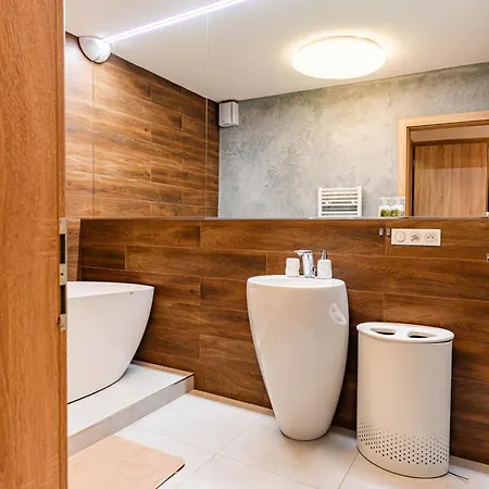 Luxury Close To Centre, Vusch Private Parking Included 아파트 코시체