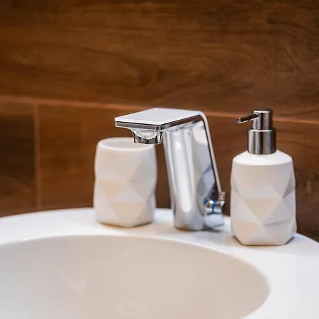 Luxury Close To Centre, Vusch Private Parking Included Apartamento