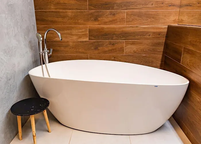 Luxury Close To Centre, Vusch Private Parking Included Apartament